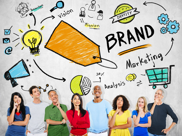 Personas mirando branding de la marca