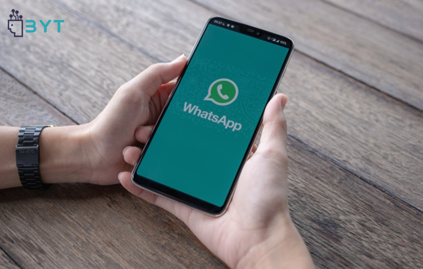 Joven revisando whatsapp en su telefono movil