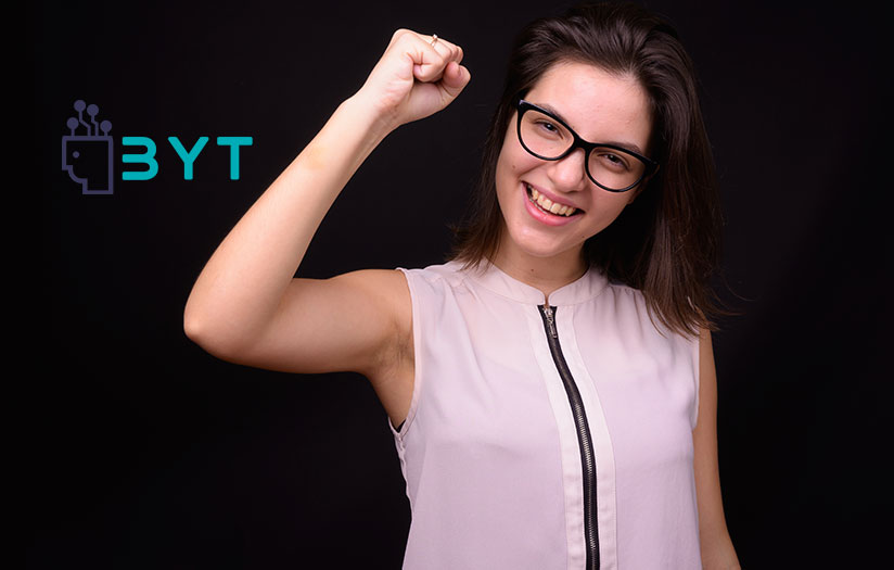 Mujer feliz levantando la Mano en BYT